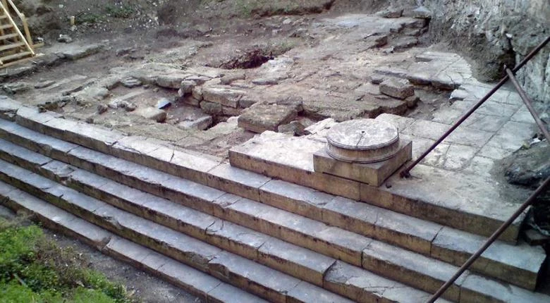 Ξανάθαψαν υστεροαρχαϊκό ναό της Αφροδίτης ανάμεσα σε δύο πολυκατοικίες στη Θεσσαλονίκη